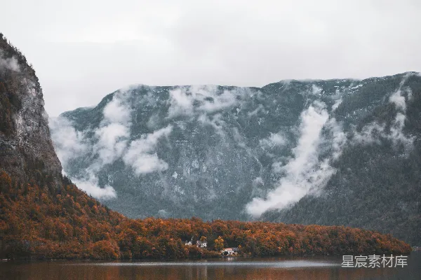 高清摄影 背景中有座山的一片水域