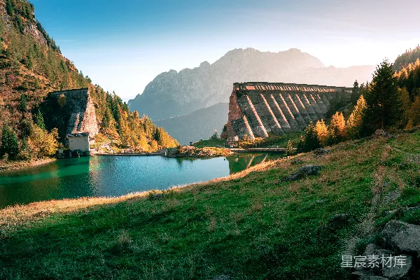 高清摄影 山坡上有一栋房子，傍着湖边。