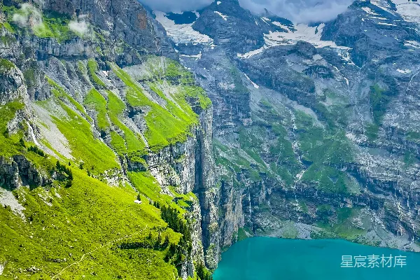高清摄影 山中有座湖中间的山