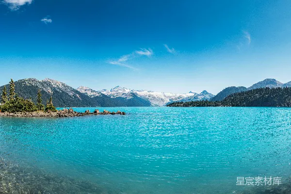 高清摄影 碧蓝天空下山峦环抱中的美丽 turquoise 湖。