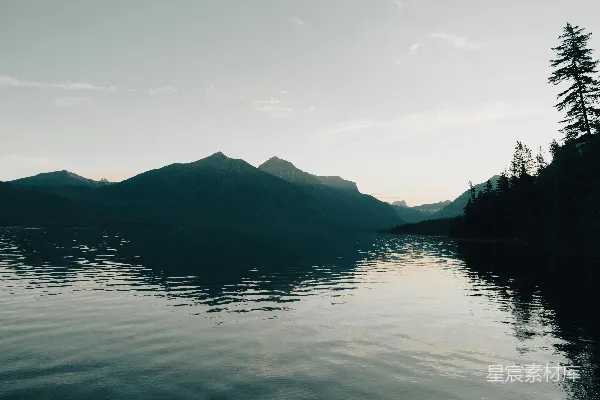 高清摄影 山环水绕的一片水域