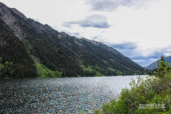 高清摄影 一幅山水环绕的湖泊美景