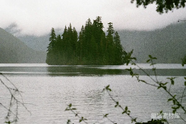 高清摄影 湖边有树木和山峦作为背景
