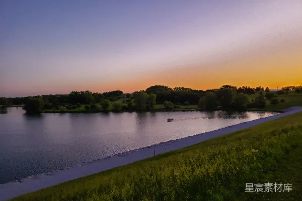 高清摄影 夕阳下湖边的绿草 fields近湖，在日落时分绿草萋萋