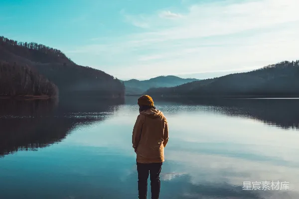 高清摄影 穿着棕色风衣的女人站在湖边