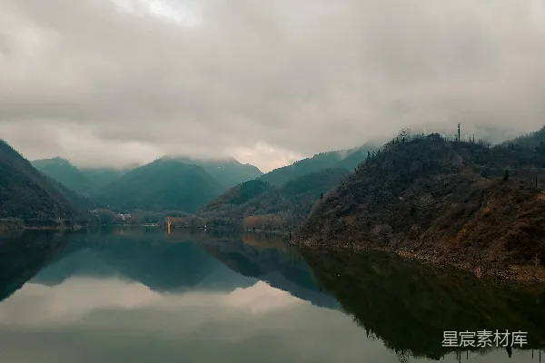 高清摄影 山间被云层环绕的一片水域