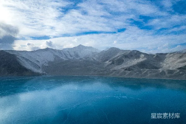 高清摄影 一片被山环绕的大片水域