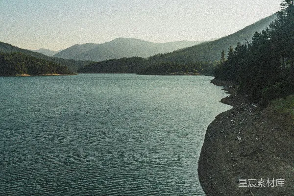 高清摄影 宁静湖周围环绕着林地山坡和山峦。