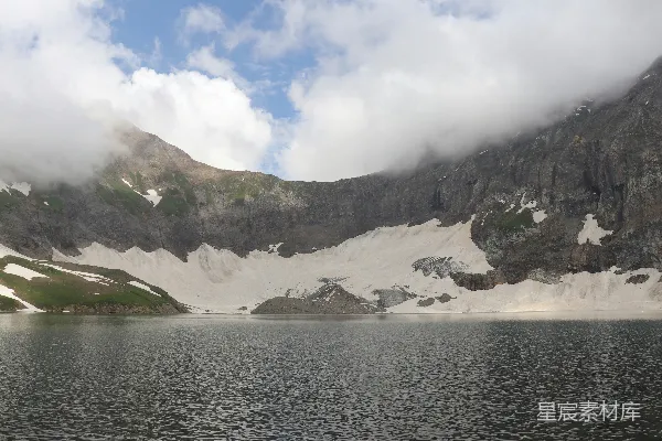 高清摄影 山后的水域