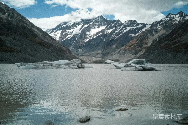 高清摄影 蓝天之下山体附近的白天水面