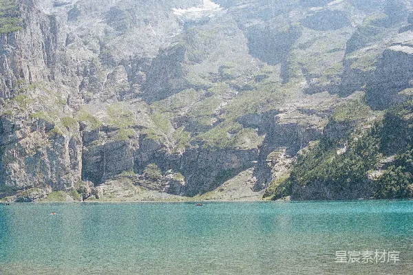 高清摄影 一艘船漂浮在被山环绕的湖上