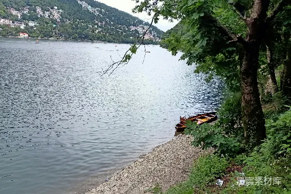 高清摄影 一艘船停在湖边。