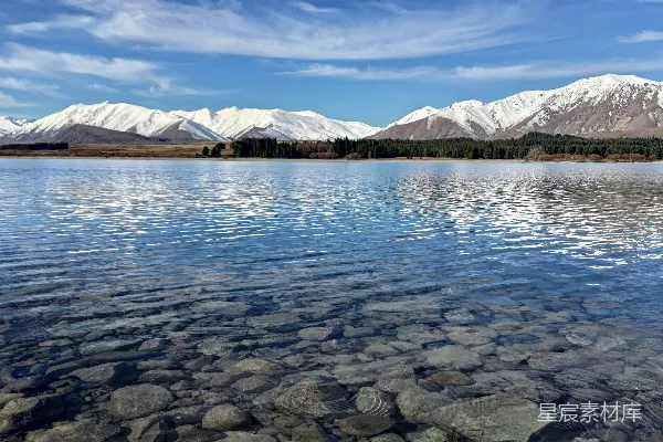 高清摄影 背景中有山的水域