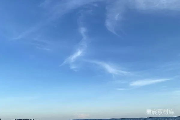 高清摄影 远处有一艘船的水域