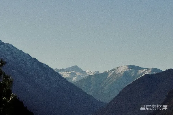 高清摄影 一片被山峦和树木环绕的湖泊，在蔚蓝的天空下。