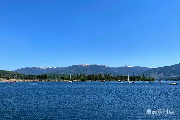高清摄影 背景中有山的一片水域景色
