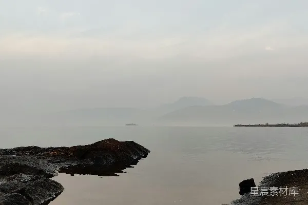 高清摄影 山间白天的水域