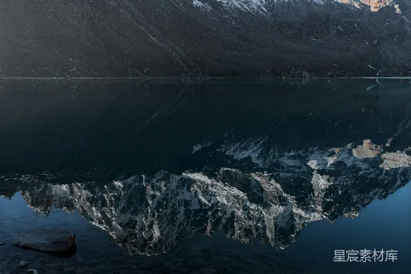 高清摄影 山峦在湖面平静的水波中倒映出身影