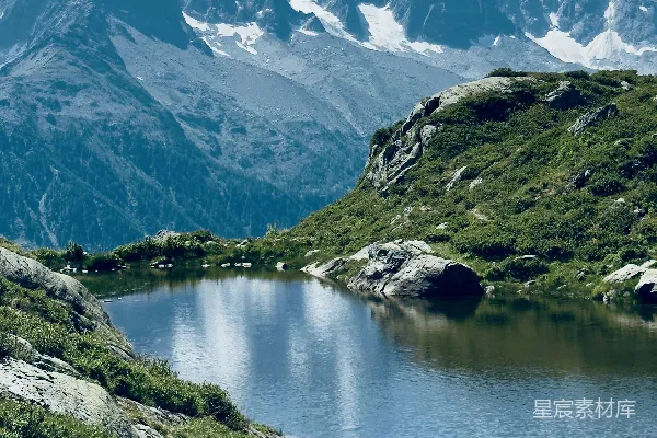 高清摄影 山影倒映在平静的湖水中，蓝天作背景。