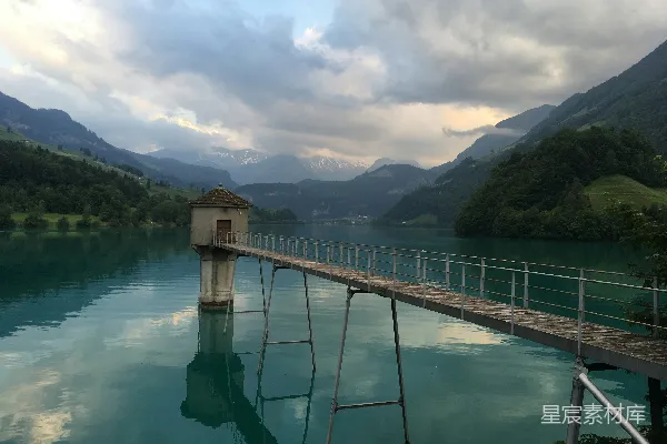 高清摄影 河流在水域的岸边