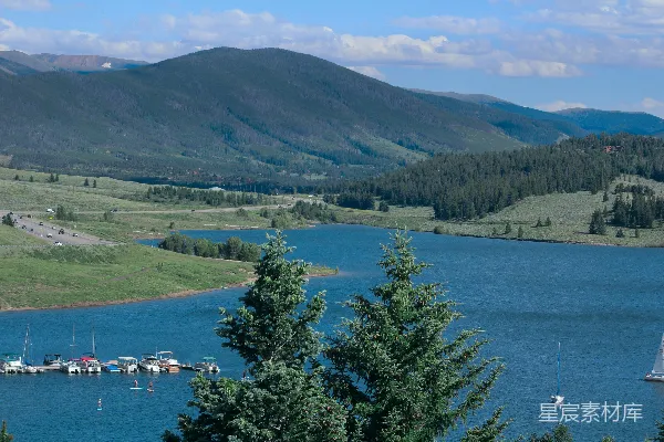 高清摄影 一座被山和树环绕的湖泊