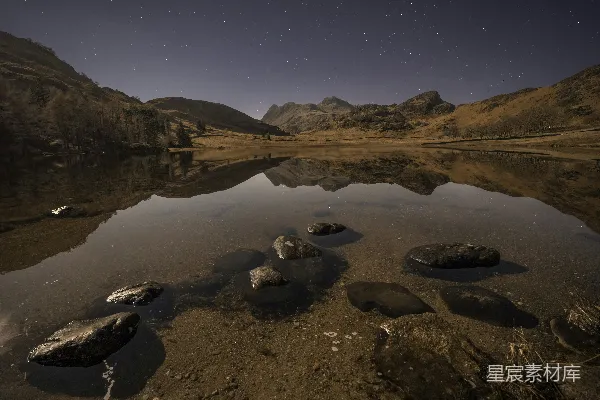 高清摄影 山间一片湖泊周围夜空