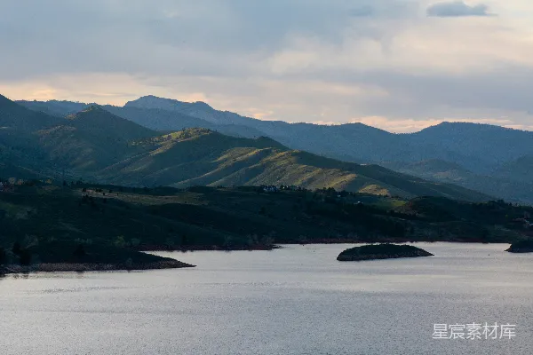 高清摄影 山在水边，在白天绿意盎然