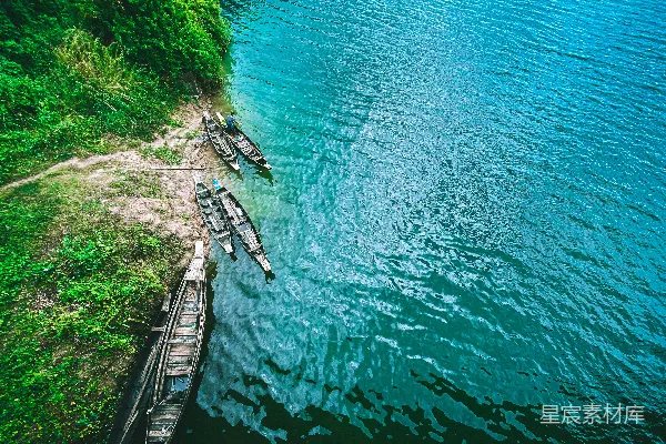 高清摄影 白天白船在水面之上