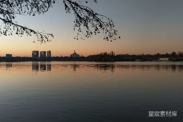 高清摄影 背景中有建筑的大片水域