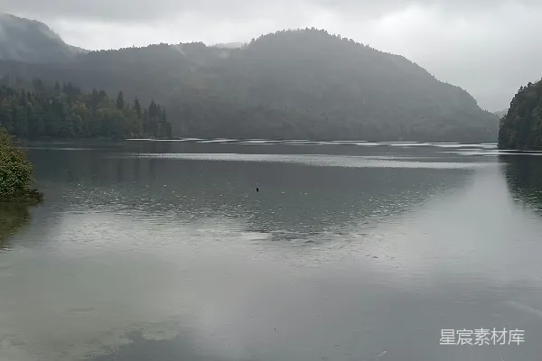 高清摄影 一片被山环绕的大片水域