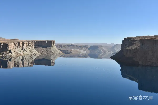 高清摄影 一片被山环绕的大片水域