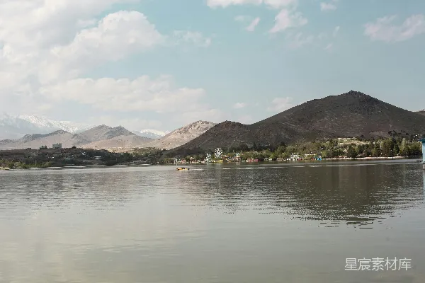 高清摄影 远处山林环绕的平静湖泊