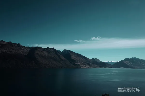 高清摄影 背景中有山的水域