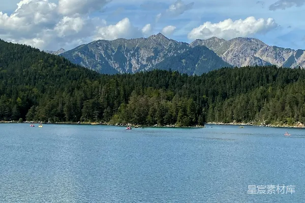 高清摄影 背景中有许多山的大型水域