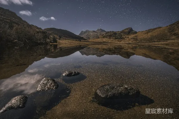 高清摄影 山间一片湖水夜空下的景象