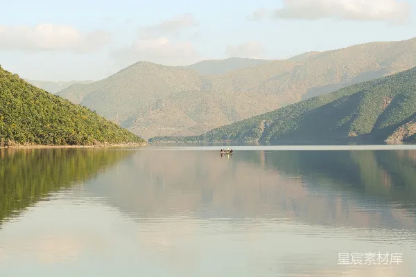 高清摄影 背景中有山的湖泊