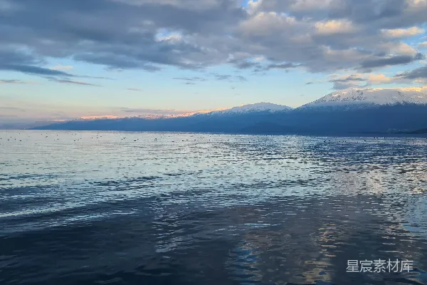 高清摄影 背景中有山的水域