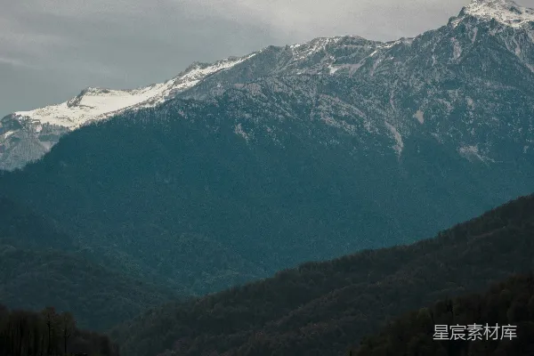 高清摄影 一片被山环绕的大片水域