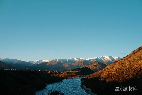 高清摄影 一条河流穿过被山环绕的山谷