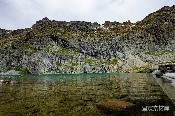 高清摄影 被山和石头环绕的一片水域