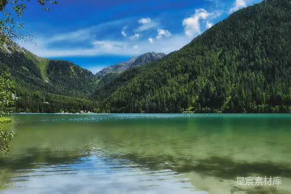 高清摄影 蓝天下被松林环绕的 turquoise 湖山间。