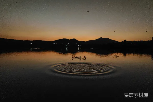 高清摄影 一个中心有圆的大体水体