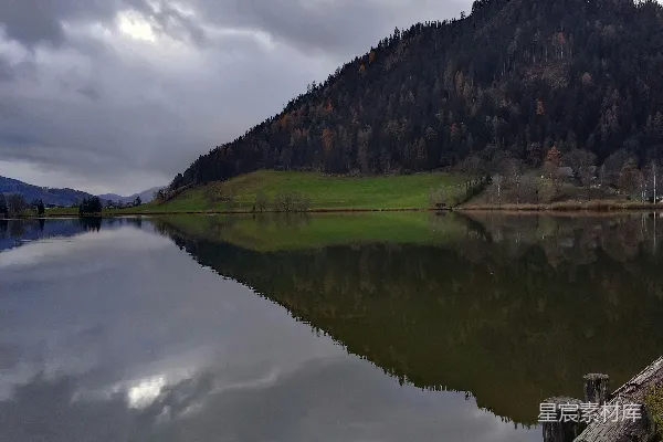 高清摄影 背景中有山的一片水域
