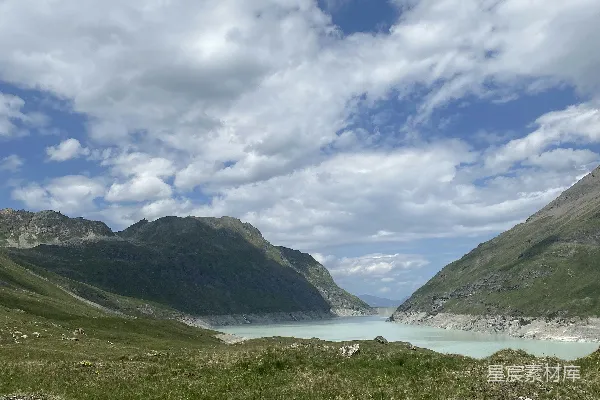 高清摄影 背景中有湖泊和山丘的岩石峭壁