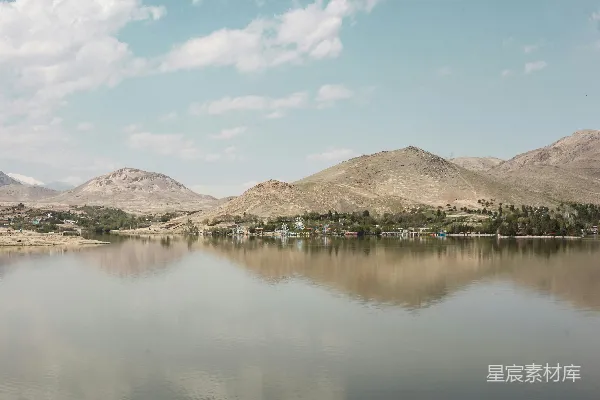 高清摄影 平静的湖水倒映着远处的山和建筑