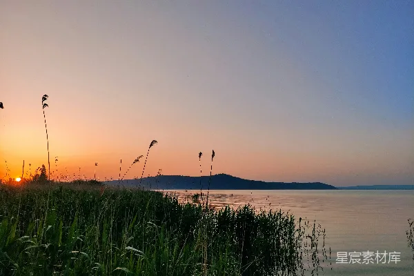 高清摄影 夕阳落下在一片水域之上