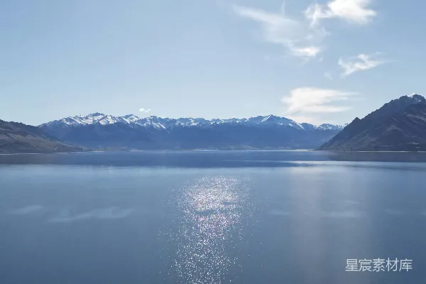 高清摄影 一片被山脉环绕的大水域