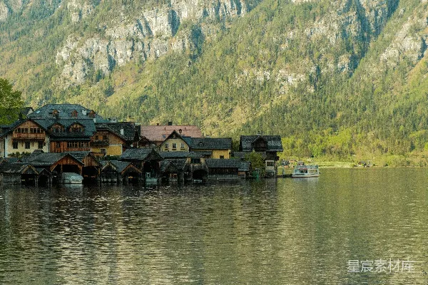 高清摄影 背景中有山的一片水域