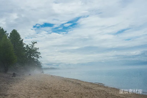 高清摄影 碧空之下海面平静，近临海滨。