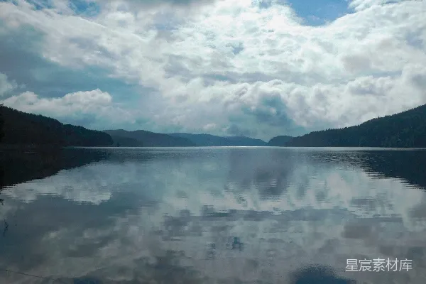 高清摄影 一片被山脉环抱着的大水域